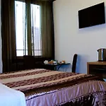 Adelaide House 4*