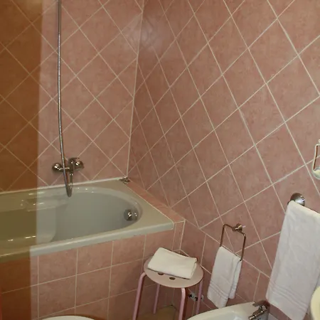 בית הארחה Adelaide House 4*