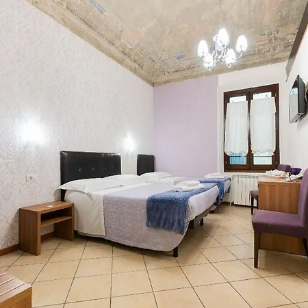 בית הארחה Adelaide House 4*