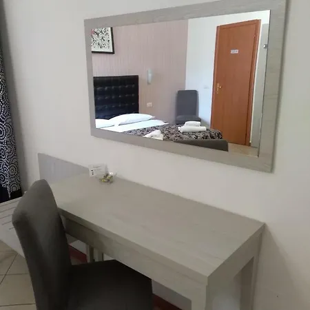 Guest house Adelaide House 2*