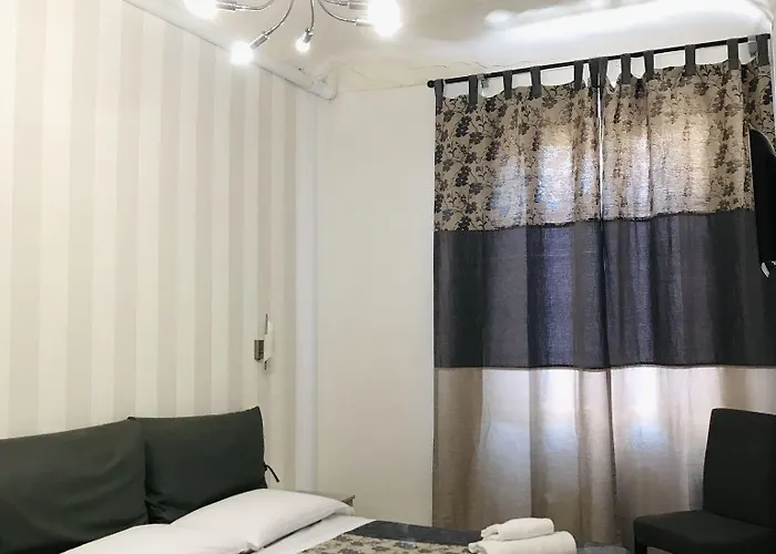 Adelaide House 4*
