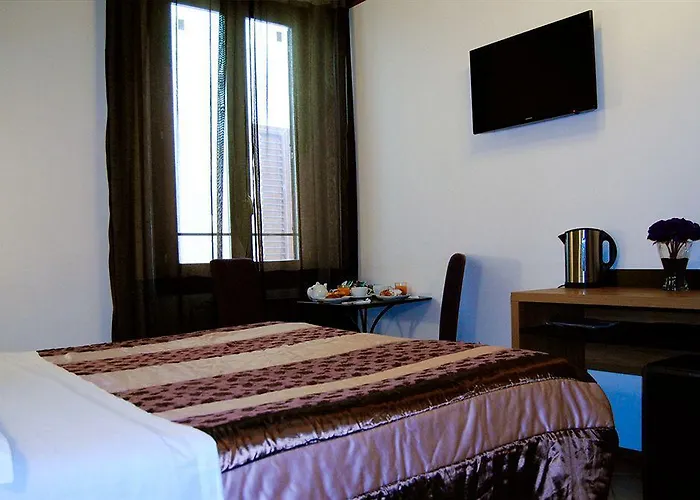 Adelaide House 4*