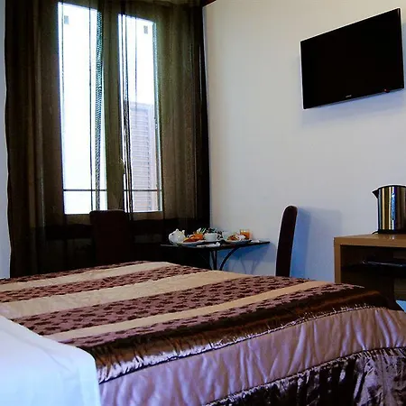 Adelaide House 4*