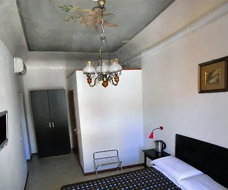 Adelaide House 招待所 4*